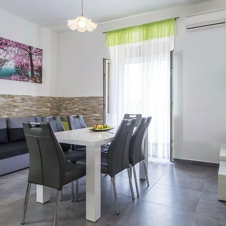 Apartment Stefania On The Beach Koromačno Extérieur photo