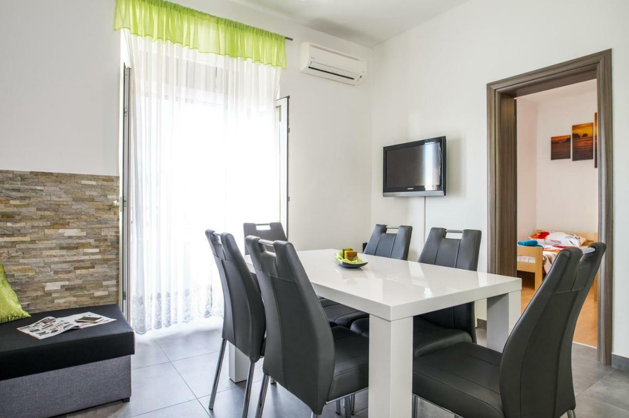 Apartment Stefania On The Beach Koromačno Extérieur photo